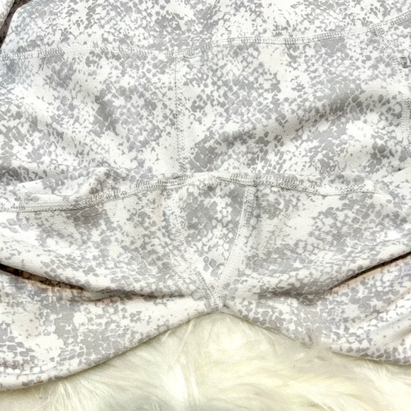 WOMEN’S RBX ATHLETIC LEGGINGS | WHITE & GRAY SNAKE SKIN PRINT - Picture 5 of 6